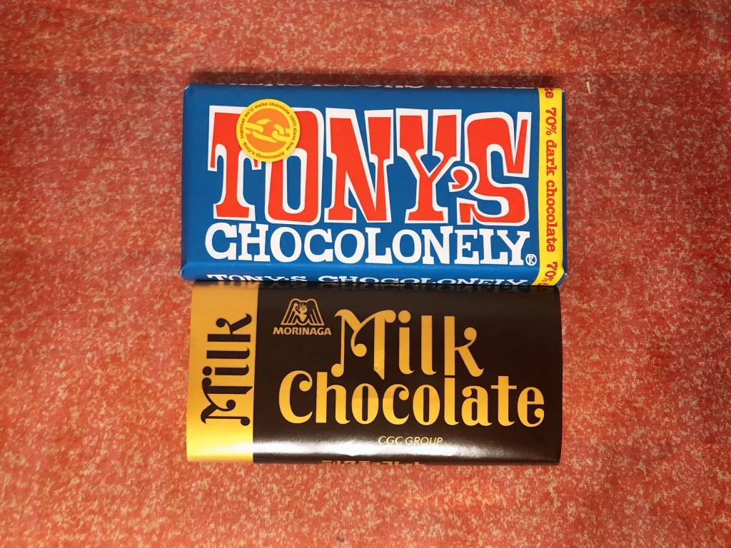 トニーズ チョコロンリーと市販の板チョコのサイズ比較